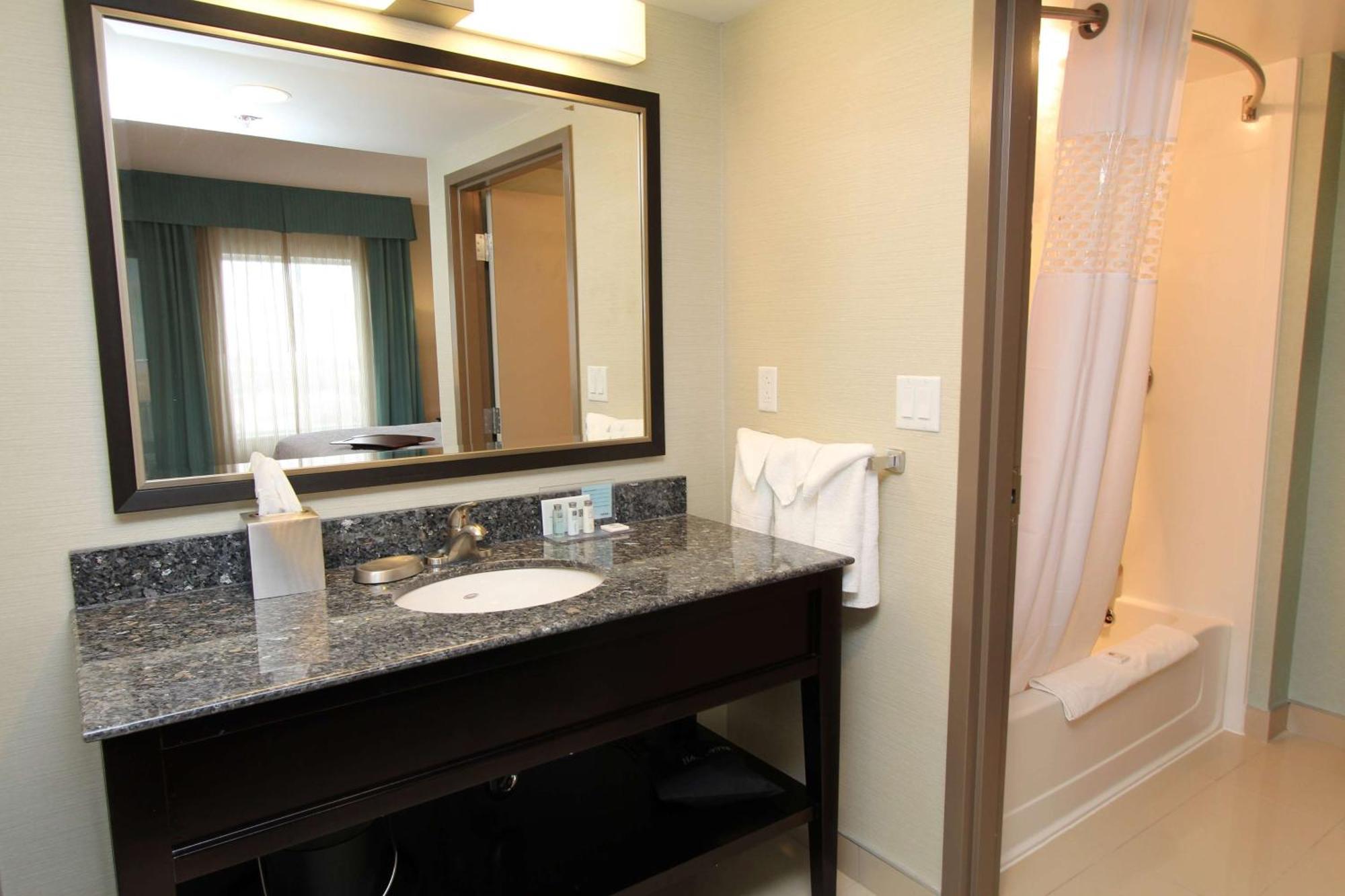 Hampton Inn & Suites By Hilton St. John'S Airport Exteriör bild