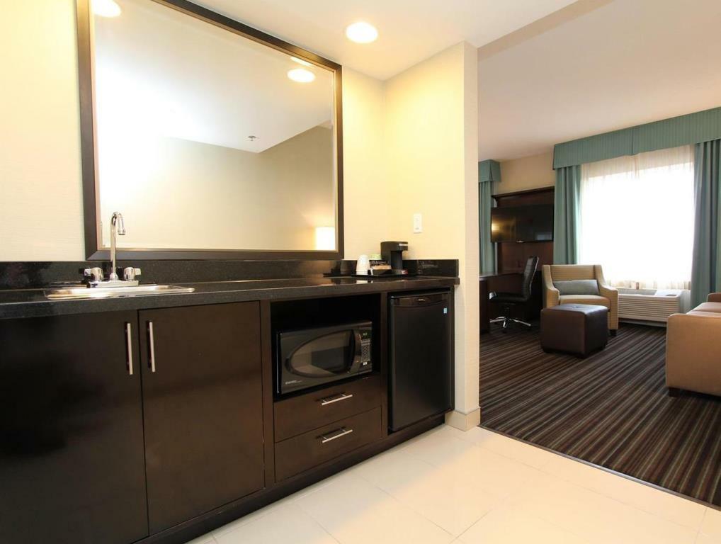 Hampton Inn & Suites By Hilton St. John'S Airport Exteriör bild